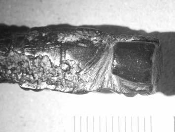 Detail der Bügelinnenseite des Sporns mit Gussüberstand und Schliffspuren. Foto D. Perlík. Obr. 3c. Senohraby, ostruha č. 1. Detail opravy ostruhy. Foto M. Fikrle. Abb. 3c. Senohraby, Sporn Nr.