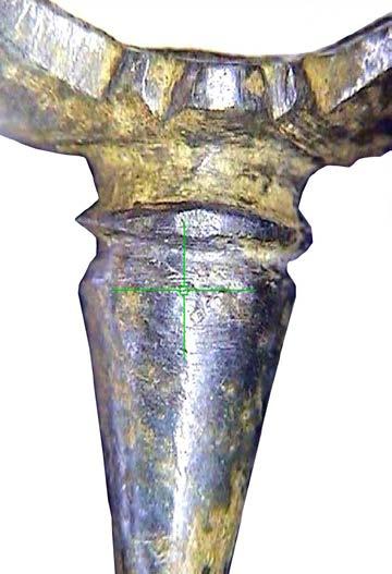 Naďa Profantová: Ostruhy jako doklady přítomnosti elity v 8. a 9. století v Čechách 5. Skorkov, okr. Mladá Boleslav Obr. 3d. Senohraby, ostruha č. 1. Detail výzdoby bodce. Foto M. Fikrle. Abb. 3d. Senohraby, Sporn Nr.