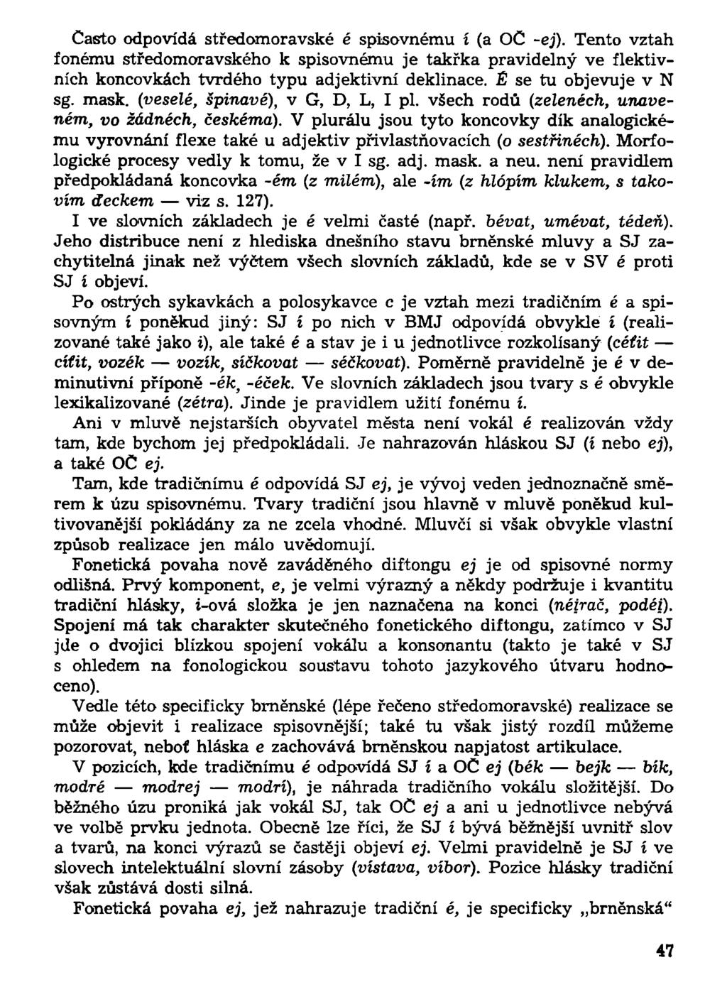 Často odpovídá středomoravské é spisovnému í (a OC -ej). Tento vztah fonému středomoravského k spisovnému je takřka pravidelný ve flektivních koncovkách tvrdého typu adjektivní deklinace.