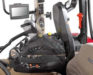 Dále je zde umístěný joystick pro ovládání vnějších hydraulických okruhů, dělený ruční plyn pro nastavení minimálních a maximálních otáček motoru a ovladače pro zadní