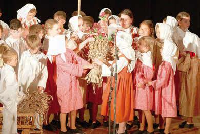 Jednotlivá pásma doprovázely dvě cimbálové muziky - CM Dolinka při ZUŠ St. Město a CM Dolinečka.