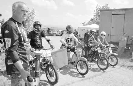POLEŠOVICE V sobotu řádili mezi polešovickými vinohrady motocykloví nadšenci.