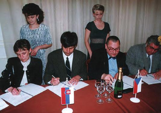 let neexistovala ještě na Slovensku podobná odborná asociace, první mezinárodní smlouva o spolupráci byla podepsána s tehdejší německou společností ATV (dnes DWA) v září 1996 v Hennefu.