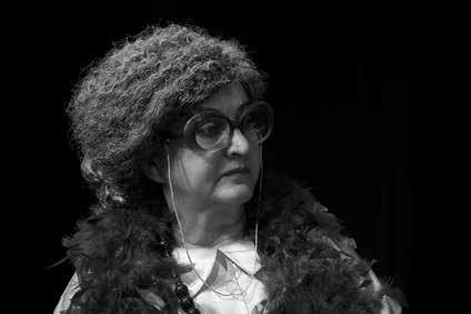 Luisa si jde tvrdě za svým a to, jestli míří rovnou přes mrtvoly, se dozvíte. Já? Nikdy! Ale mám podezření, že to bude jedna z ostatních sedmi žen.