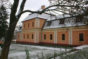 meštianska a základná škola. Kaštieľ je zrekonštruovaný a spolu s parkom patrí súkromnému vlastníkovi.