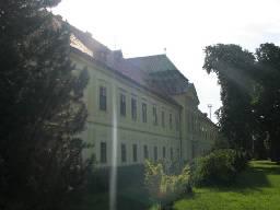 Druhá etapa začína v obci Vlkas na poľnej ceste, ktorá vedie popri rieke Žitava. Táto trasa je málo frekventovaná, terén je rovinatý. Prevýšenie je len 8 metrov.