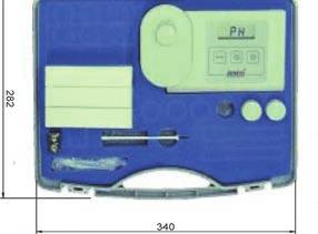 pitných a bazén. vod - provozní měření. Fotometr se dodává v přenosném kufříku z umělé hmoty Funkční popis Odebraný vzorek vody se promísí s příslušným reagenčním činidlem.