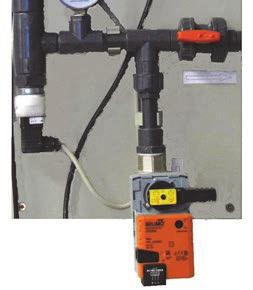 na nosném panelu regulátor řady TOPAX L pro nástěnnou montáž napojení na 230V/50Hz, 10W rozměry panelu 300 x 650 x 210 mm ( Š x V x Hl ) měřící rozsah sondy 0 20 000 µs/cm manometr 0 10 bar potrubní