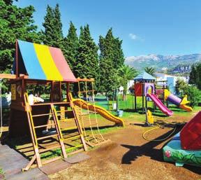 Nikola alebo na plaži Ploče, kam premávajú z Budvy loďky (cena 3 /os. resp. 5 /os. - r.