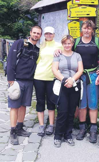 14 HOKEJ štvrtok 24. 4. 2014 BEÁTA TOMKOVÁ sa s manželom ANTONOM, trénerom čerstvého majstra Slovenska HC Košice, Najprv mi bol vrcholne nesympatický... Obaja pochádzajú z východu.