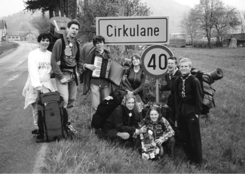 Zgodovina Bilten Rašiškega rodu Na prehodu iz leta 1994 na 1995 smo organizirali kar dve zimovanji eno na Gorah nad Hrastnikom in drugo na Medvedjem Brdu.