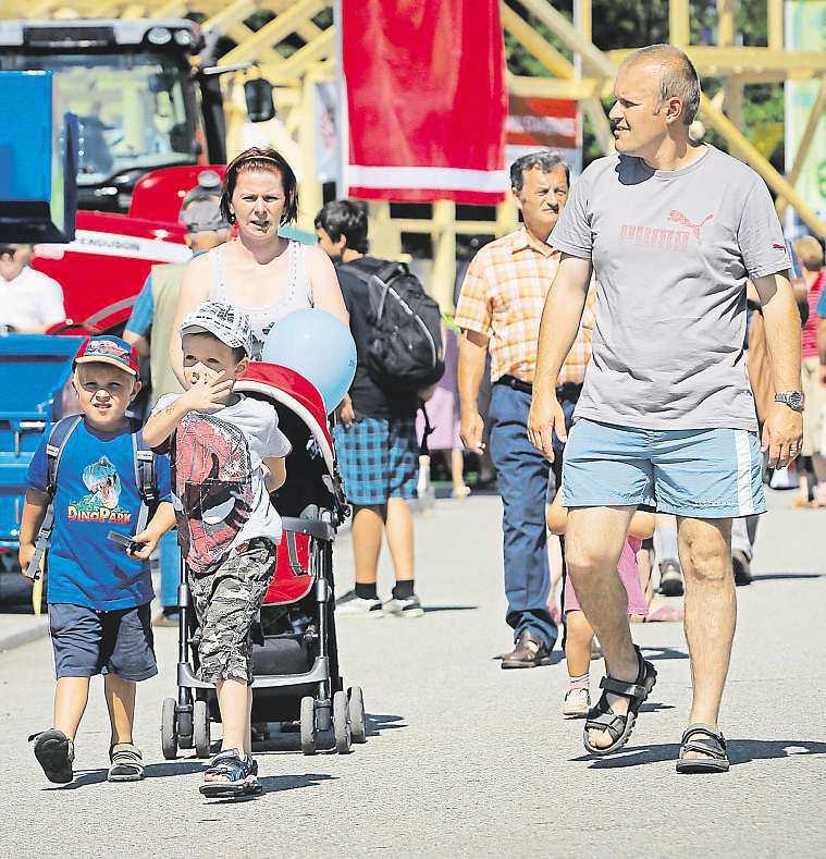 ZEMĚ ŽIVITELKA SPECIÁLNÍ PŘÍLOHA TÝDENÍKU 5plus2 Největší výstava roku se blíží Mezinárodní agrosalon, na který každoročně zavítá zhruba sto tisíc lidí. To je Země živitelka.
