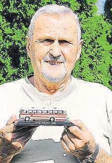 Země živitelka 14. srpna 2015 21 Na Živitelku jel snadstokrát František Šnobl vozil výpravy na Zemi živitelku až z Rakovníka.Jako podnikový řidič byl na veletrhu téměř stokrát.