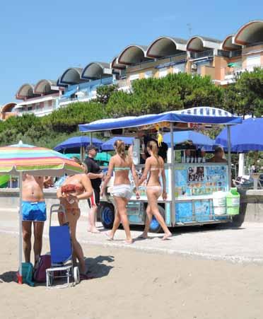 Na většině míst je pláž privátní - placená nabízející placený servis (slunečníky, lehátka), v menší míře návštěvník