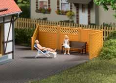 cena 19,90 EUR 120 x 97 x 90 mm 11 454 H0 Rodinný dům s garáží 11 454 K tomuto modernímu rodinnému domu byla připojena terasa a garáž, kterou lze zařídit regály.