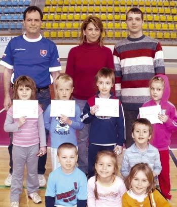 V ka te - górii star ších dievčat naj lep šie za bo do vali Jana Še - peľová z MŠ Družstevná, Petra Kotešovská z MŠ Oslo bo di te ľov a Kris tína Čabaková z MŠ Třebíčska 13.