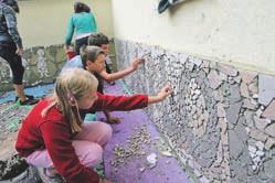 Kranjski glas, petek, 27. avgusta 2010 13 Zanimivosti Ni samo lepa, je tudi okusna Škrlovec lepši z mozaikom Ljubezen do vrta se obrestuje.