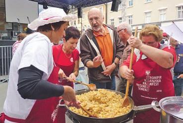 Po oceni stroge komisije, ki ji je predsedoval prvi mož najbolj krompirjeve občine, šenčurski župan Miro Kozelj, so najboljši pražen krompir pripravili