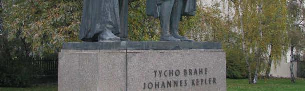 Tycho je zobrazen se sextantem a Kepler