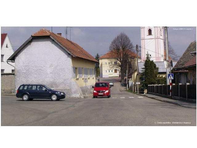 Na křižovatce nevyplývá přednost v jízdě z dopravních značek. V jakém pořadí projedou 6 b. řidiči křižovatkou? b) ID otázky: 2509 144) a) Červené vozidlo má přednost v jízdě před modrým.