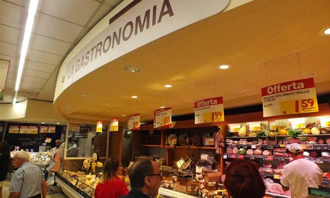 Italové mají zkrátka lásku k dobrému jídlu, říká náš průvodce světem italského retailu Raffaelo. Italští zákazníci kladou velký důraz na čerstvost potravin a také jejich domácí původ.