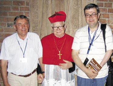 kaj katolika Episkopo Edward Janiak dum solena malfermo de la