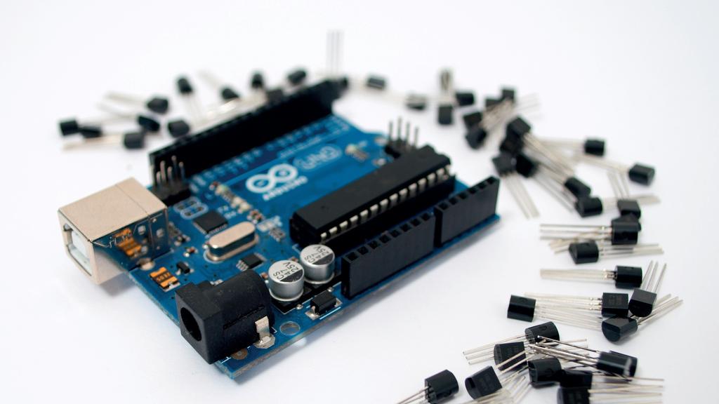 ARDUINO Produkty pro konstruktéry, inženýry, studenty a vývojáře! Arduino moderní technologie na dosah ruky Elektroniku a svět mikrokontrolérů je možné prozkoumat díky vývojovým sadám Arduino.