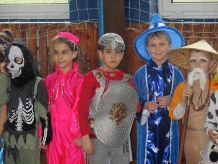 Kým žiaci v maskách prechádzali cez karnevalovú bránu, my sme im tlieskali, aby nemali trému. Pod bránou mali ostatným povedať, akú masku si obliekli.
