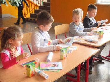 Po hodinách sa potom spoločne zabavili na chodbe školy, kde mali pripravené pracovné stoly.
