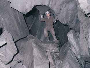 rozmûrû v centrální oblasti mocn ch godulsk ch vrstev. PropasÈovitá puklinová jeskynû je nejhlub í tohoto typu v Západních Karpatech (hloubka 57,5 m). Má tfii vstupní otvory.