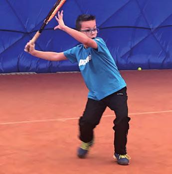 m x 6,5 8,23 m Výška sítě: 80 91 cm 23 25 25 26 (63 66 cm)* 9 10 let 25% redukce rychlosti celý kurt 25 26 11 let