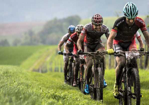 MTB RACE EXTRA NÍZKÁ / VYSOKÁ PEVNOST S každým šlápnutím cítíš, že kolo jede! VYNIKAJÍCÍ OVLADATELNOST A ZRYCHLENÍ Díky prověřené Race geometrii a krátké zadní stavbě.