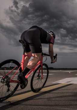 RACE ROAD RACE CARBON ROAD TEAM ELITE MATTE BLACK/BRUSHED CHROME/ TEAM RED 49.990 Kč 2x11 50cm(XS), 52cm(S), 54cm(M), 56cm(L), 58cm(XL) Carbon Road Race BF-RB05 Full Carbon UD FSA No.
