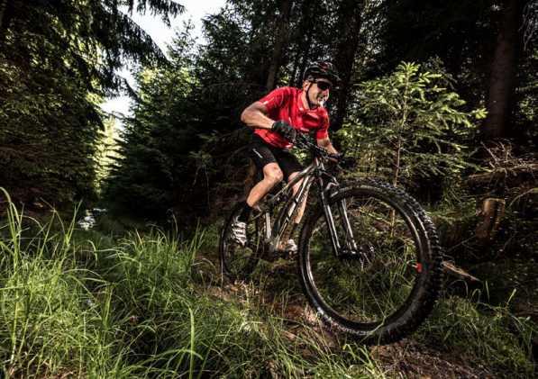 exc 889 MATTE DARK GREY/BLACK E-MTB XC 64.990 Kč SYSTÉM POHONU BATERIE DISPLAY POHONNÁ JEDNOTKA PODPORA ŠLAPÁNÍ NABÍJECÍ CYKLY DOBA NABÍJENÍ ZADNÍ (P/Z) VOLNOBĚŽKA PLÁŠTĚ 1x9 16.0 (S), 18.0 (M), 20.