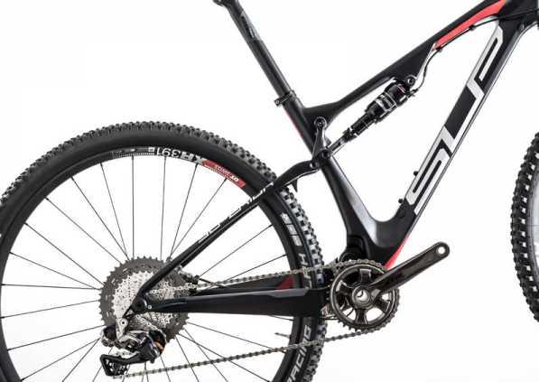 TEAM XF 29 ELITE MATTE BLACK/WHITE/TEAM RED 99.990 Kč 1x11 15.5 (S), 17.5 (M), 19.0 (L), 21.0 (XL) Carbon MTB Race BF-1601 DT Swiss OPM O.D.L. Tapered, 15mm, remote LO Air NCS/O.D.L. + remote LO 100/100 DT Swiss X313 remote L.