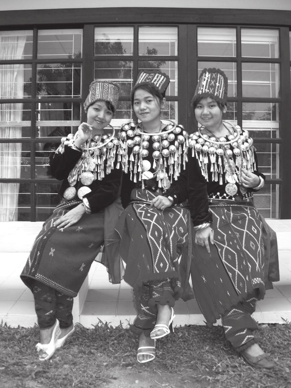 Jingpoové ( 景颇族 Jĭngpō zú) alternativní označení: Kachin, Zaiwa, Lechi, Chingpaw populace: 147 828 obyvatel výskyt v ČLR: