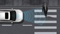 Autonomní nouzové brzdění (FCA) s rozpoznáváním chodců Systém používá přední kameru a radar ke sledování dopravní situace před vozem.