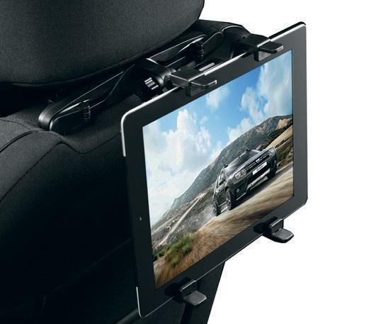 Umožňuje cestujícím na zadních sedadlech pohodlné sledování videí na tabletu s dotykovým displejem.