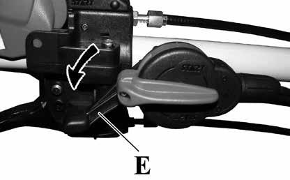 61) é possível: Desengatar a embraiagem, com a possibilidade de abrandar gradualmente o movimento, até parar completamente a máquina, com a alavanca da embraiagem (C) totalmente premida.