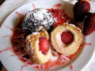 Strawberry Dumplings Recipe Ingredients for 6 to 8 dumplings: 12 dag flour (smooth) 2 tbsp soft butter or margarine 2 tbsp icing sugar 1 tbsp semolina 20 dag curd cheese 1 pkg vanilla sugar 1 pinch