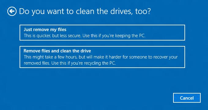 Obnovení - 27 Vyberte možnost [Remove files and clean the drive] (Odstranit soubory a vyčistit disk), pokud se počítač nebudete nechávat. Tento proces trvá déle, ale je bezpečnější.