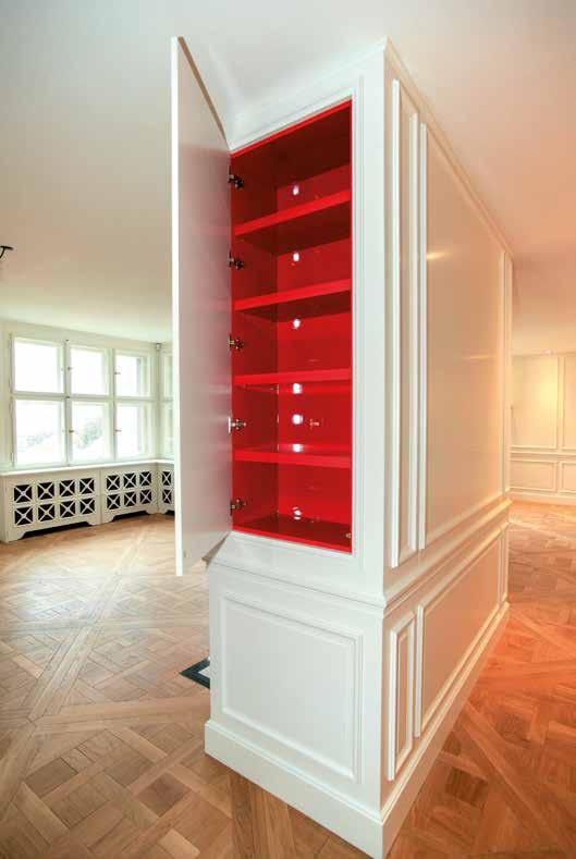 Interiér bytu v Praze Interior of an apartment in Prague Kompletní vybavení luxusního bytu zabudovaným nábytkem. Provedení nábytku s ručně natíranými povrchy a povrchy s lakem ve vysokém lesku.