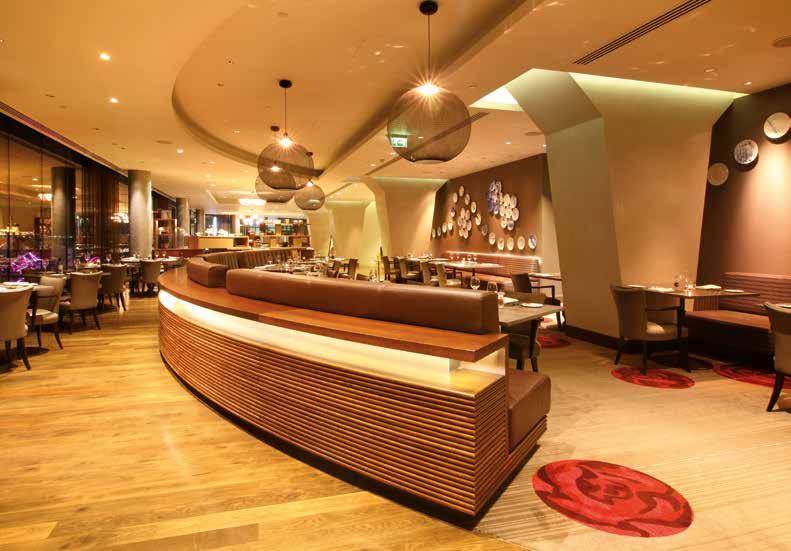 Hotel Hilton v Londýně, Wembley Hotel Hilton in London, Wembley Vybavení společenských prostorů hotelu recepce, bar, lobby včetně obkladů stěn z dýhovaných desek a dveří.