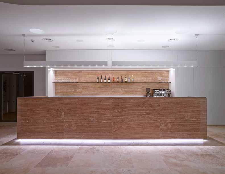 Hotel Sport ve Vésce u Olomouce Hotel Sport in Véska, Olomouc Kompletní vybavení 34 pokojů a společenských prostorů hotelu s recepcí a barovými pulty z dýhovaných desek, přírodního kamene, nerezových