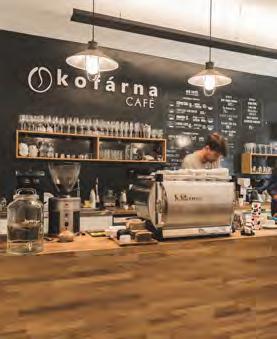 ŽIJU SMÍCHOV KOFÁRNA CAFÉ Ráj pro každého kávomilce. Jedná se totiž o kavárnu a espresso bar připravující vlastní čerstvě praženou kávu nedaleko Prahy.
