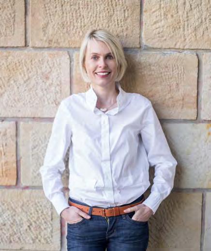 N O V Á G R A F I C K Á ŠTĚPÁNKA ŠMÍDOVÁ: LÍBÍ SE MI, ŽE PROJEKT NAVAZUJE NA HISTORII MÍSTA A STŘEŠNÍ ZAHRADY TVOŘÍ DALŠÍ PATRO PROJEKTU, TAKOVÉ V OBLACÍCH.