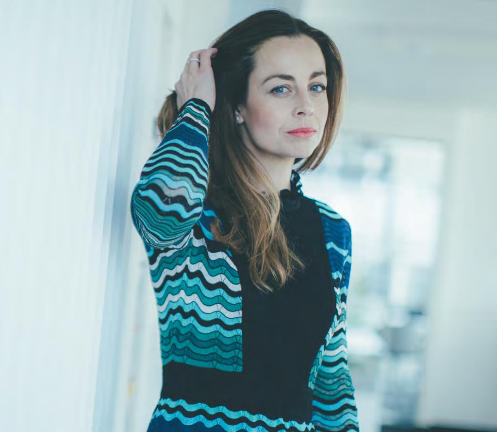 N O V Á G R A F I C K Á Petra Antonová Crestyl Development KDYBYSTE MĚLA SVŮJ STYL POPSAT TŘEMI SLOVY, JAKÁ BY TO BYLA? V jednoduchosti je krása. SVĚTOVÁ MĚSTA, KDE NEJRADĚJI NAKUPUJETE?