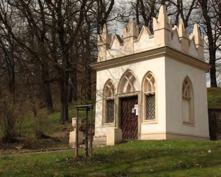 V letech 1827 až 1831 zde nechal kníže Rudolf Kinský vybudovat anglický park, který se postupem času změnil v současné sady.