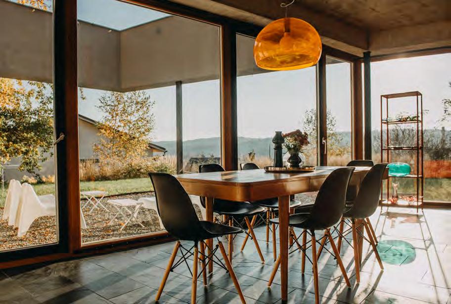 N O V Á G R A F I C K Á David Chmelař Chmelař architekti David Chmelař pochází z Náchoda. Na české architektonické scéně působí nezávisle již od začátku vysokoškolského studia.