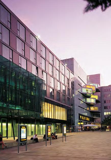 Pražské širší centrum má tři rozvojové lokality: Smíchov, Karlín a Holešovice. Smíchov se začal intenzivněji rozvíjet jako první z nich a v tom jeho výhoda dostal se zatím nejdál.